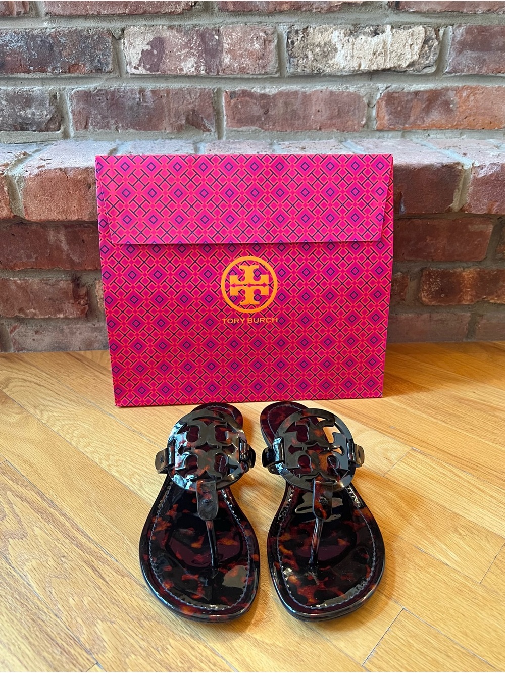 Tory Burch Black & Brown Tortoise Shell Printed Patent Leather Miller - Picture 3 of 13